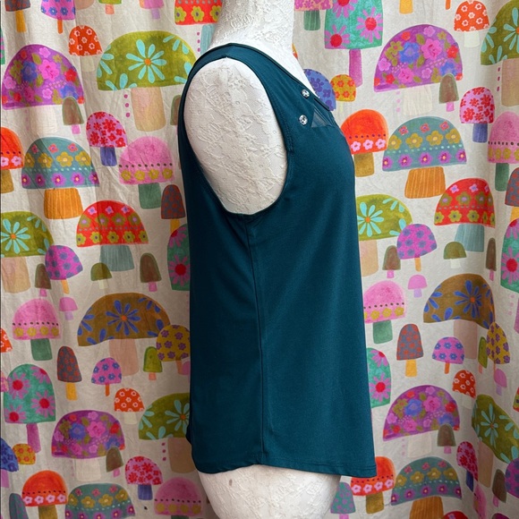 Adele & May Sleeveless Top. Medium - Picture 4 of 10